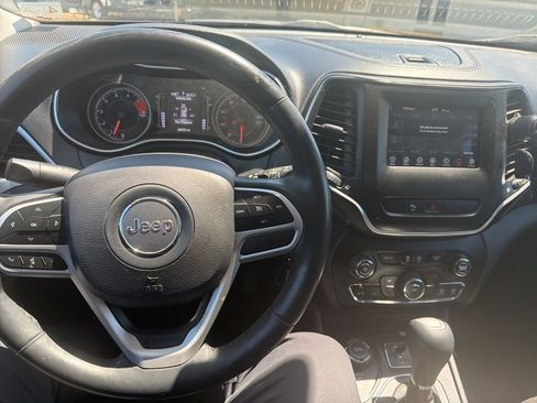 Used 2019 Jeep Cherokee Latitude AWD/4WD image 16