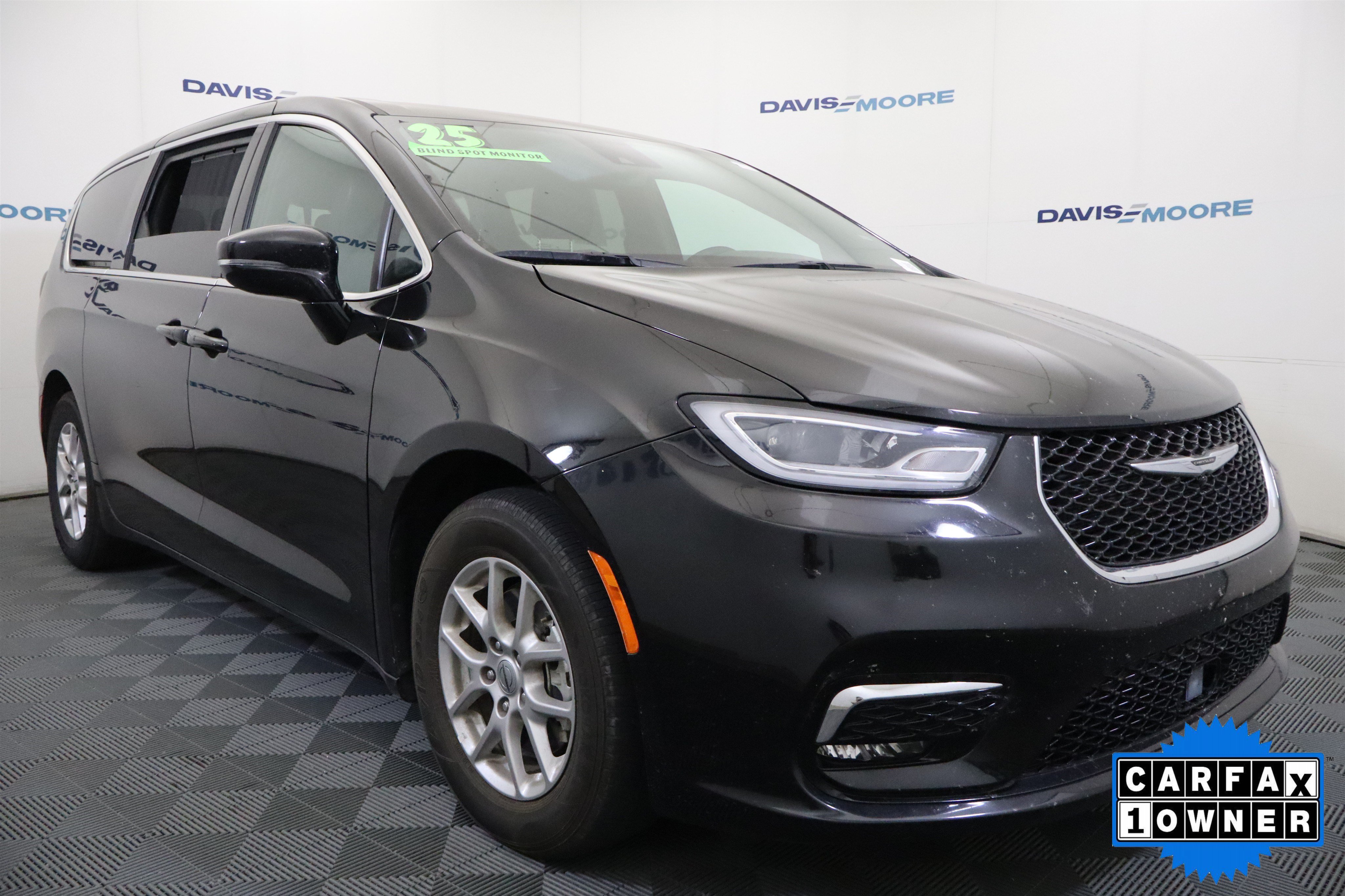 Used 2025 Chrysler Pacifica Select FWD image 3