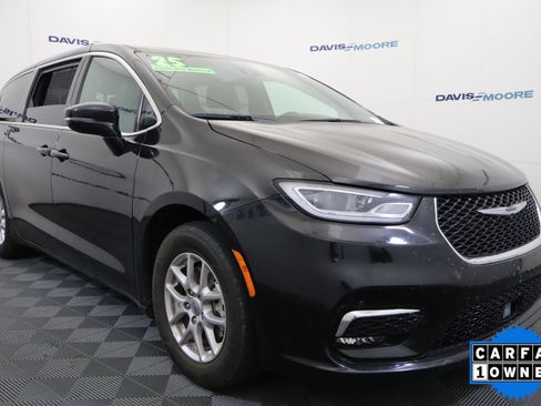 Used 2025 Chrysler Pacifica Select FWD image 3