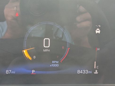 Used 2025 Chevrolet Trax LT w/ LT Convenience Package FWD image 30