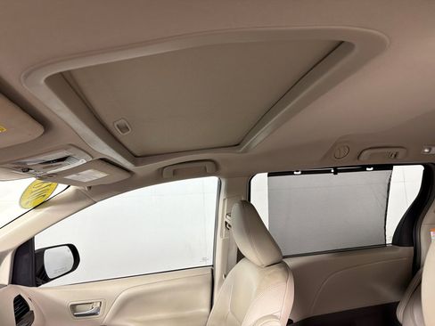 Used 2018 Toyota Sienna XLE image 14