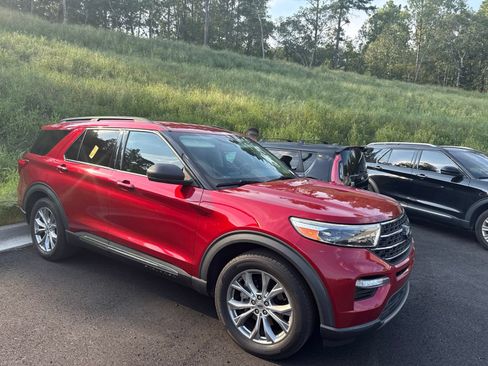 Used 2020 Ford Explorer XLT w/ Equipment Group 202A RWD image 3