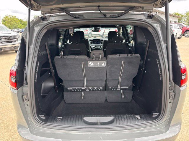 Used 2021 Chrysler Pacifica Touring w/ S Appearance Package FWD image 23