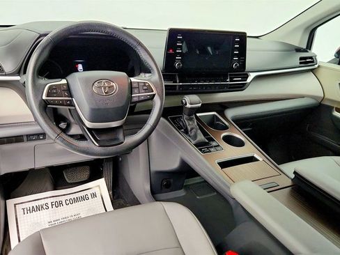 Used 2021 Toyota Sienna XLE image 13