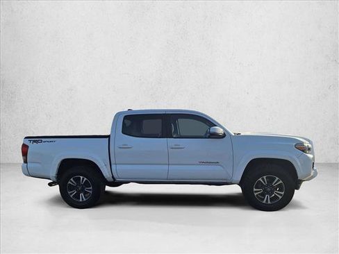 Used 2017 Toyota Tacoma TRD Sport image 4