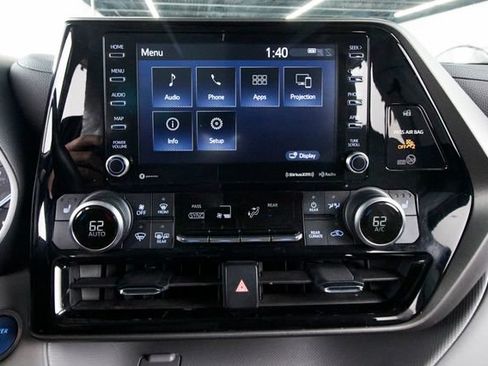 Used 2021 Toyota Highlander XLE AWD/4WD image 14