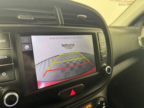 Used 2025 Kia Soul LX FWD image 3