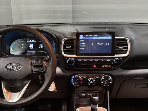 Used 2023 Hyundai Venue SE FWD image 24