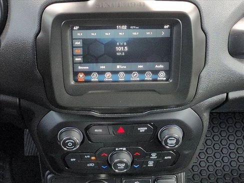 Used 2018 Jeep Renegade Latitude w/ Cold Weather Group AWD/4WD image 20