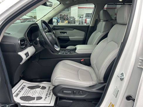 Used 2025 Honda Pilot Touring image 2