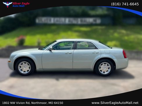 Used 2005 Chrysler 300 Touring RWD image 2