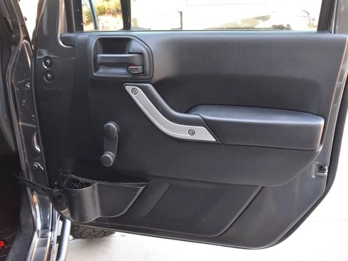 Used 2016 Jeep Wrangler Rubicon AWD/4WD image 17