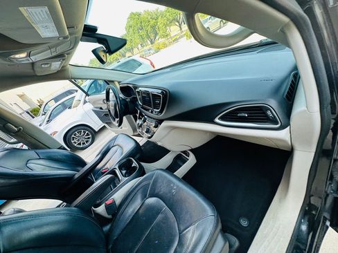 Used 2019 Chrysler Pacifica Touring-L FWD image 30