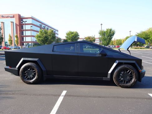 Used 2024 Tesla Cybertruck AWD Crew Cab image 5