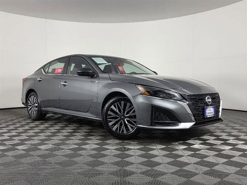 Used 2025 Nissan Altima 2.5 SV FWD image 1