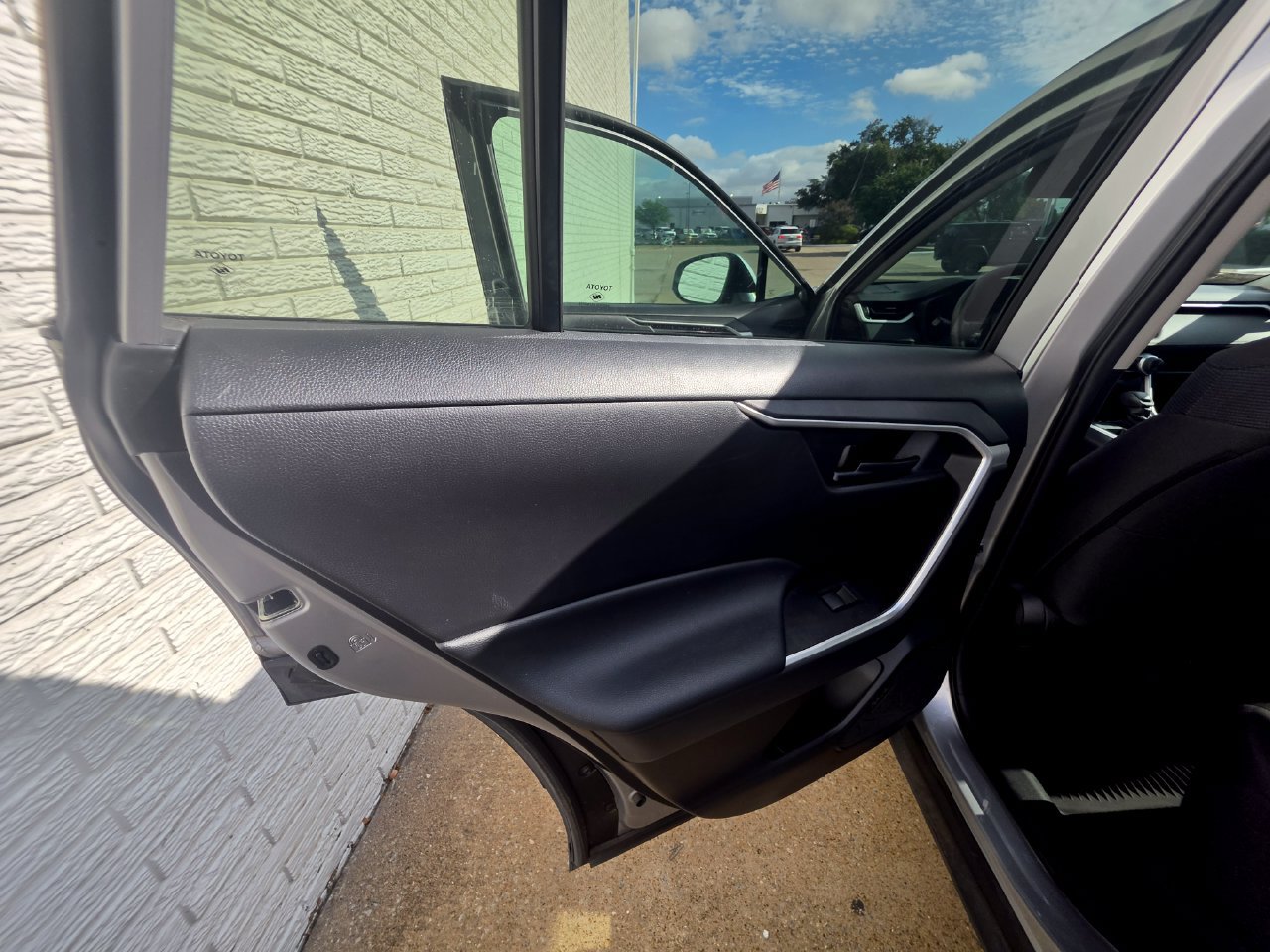 Used 2021 Toyota RAV4 LE FWD image 11