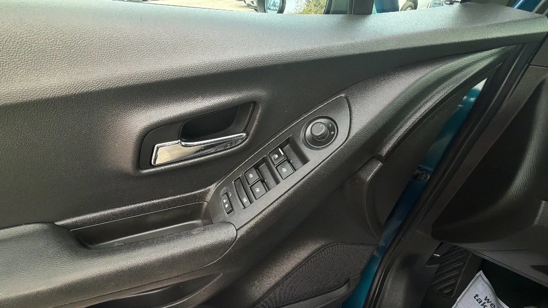 Used 2019 Chevrolet Trax LT w/ LT Convenience Package FWD image 30