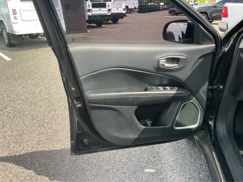 Used 2018 Jeep Compass Latitude FWD image 10