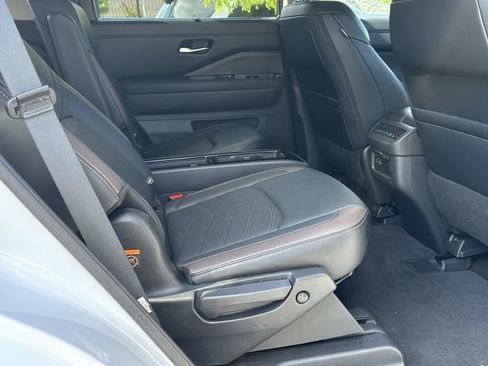 Certified 2025 Nissan Pathfinder Platinum AWD/4WD image 17