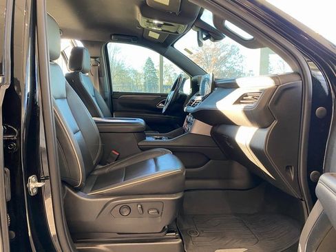 Used 2022 GMC Yukon XL SLT w/ SLT Luxury Package image 16