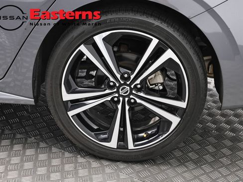 Used 2023 Nissan Sentra SR w/ SR Premium Package FWD image 33