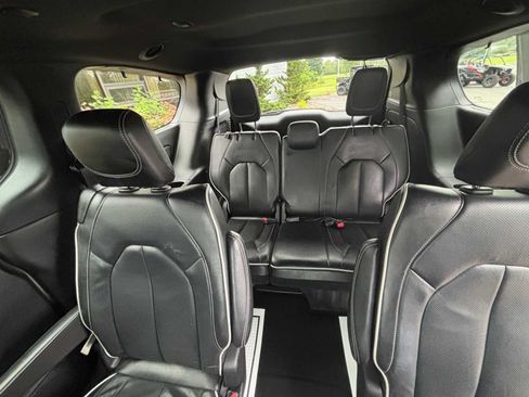 Used 2025 Chrysler Pacifica Limited FWD image 15