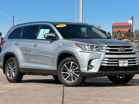 Certified 2019 Toyota Highlander XLE image 2