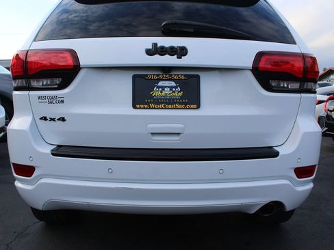 Used 2018 Jeep Grand Cherokee Altitude AWD/4WD image 14