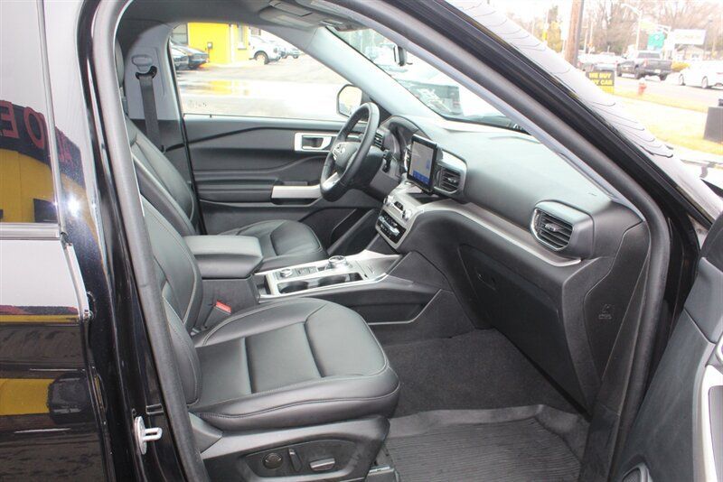 Used 2023 Ford Explorer XLT w/ Equipment Group 202A AWD/4WD image 13
