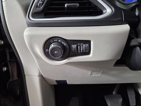 Used 2023 Chrysler Pacifica Touring-L FWD image 21