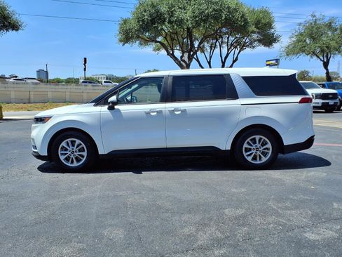 Used 2023 Kia Carnival LX FWD image 9