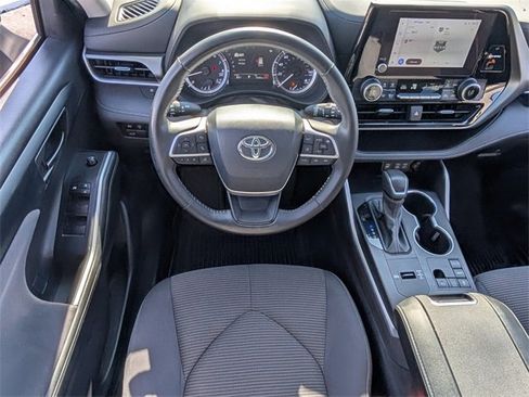 Used 2024 Toyota Highlander LE image 14