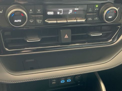 Used 2022 Toyota Highlander XLE AWD/4WD image 19
