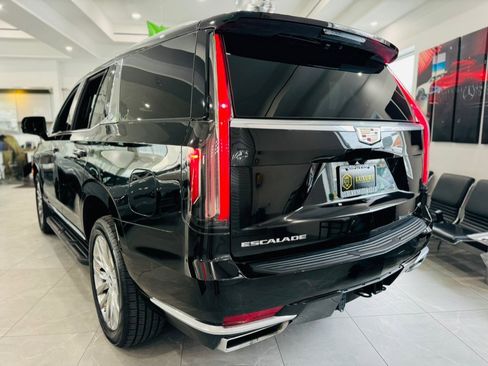 Used 2022 Cadillac Escalade Luxury w/ LPO, Illumination Package image 5