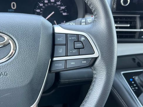 Used 2025 Toyota Sienna XLE FWD image 19