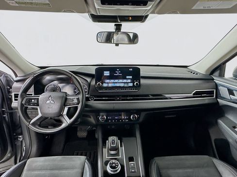Used 2023 Mitsubishi Outlander SE FWD image 3
