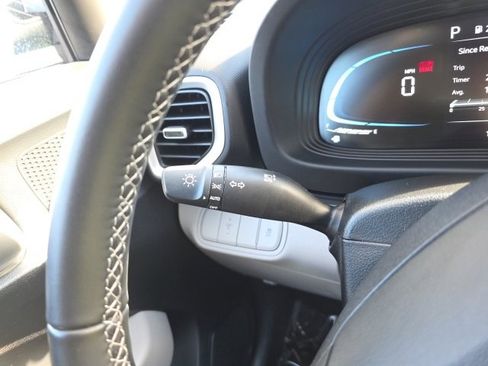 Used 2025 Hyundai Venue SEL image 15