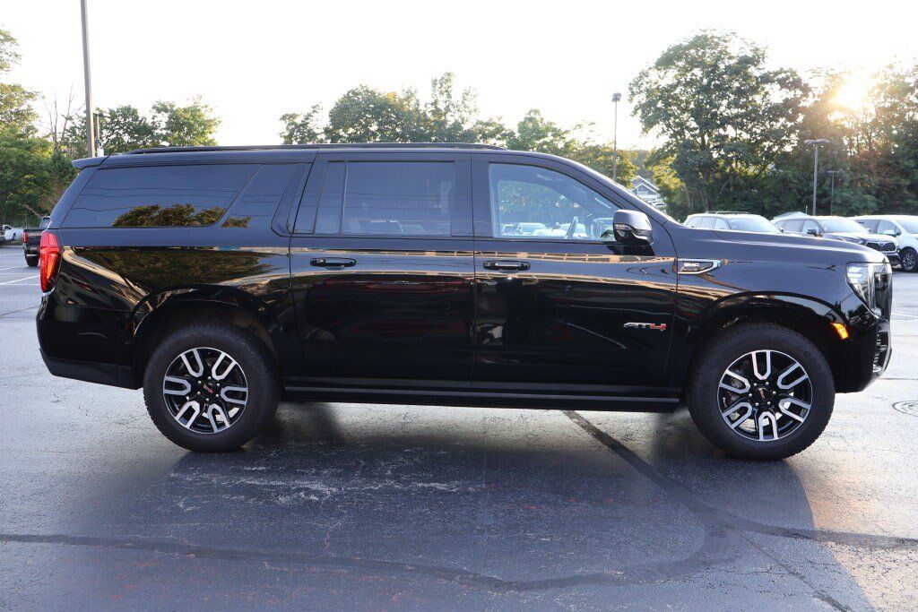 Used 2023 GMC Yukon XL AT4 w/ AT4 Premium Package AWD/4WD image 9