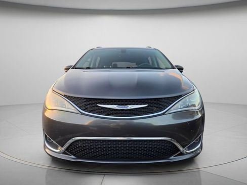 Used 2019 Chrysler Pacifica Touring Plus w/ Tire & Wheel Group FWD image 3