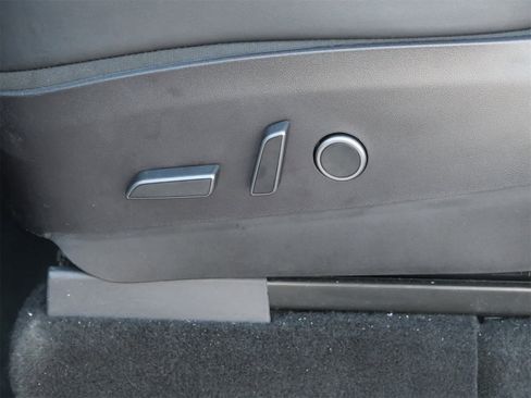 Used 2022 Tesla Model Y Long Range image 12