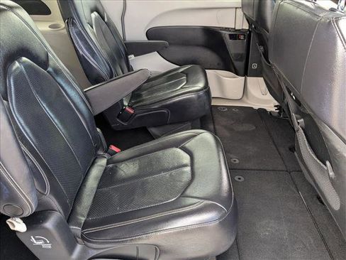 Used 2022 Chrysler Pacifica Touring-L image 19