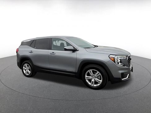 Used 2024 GMC Terrain SLE FWD image 2