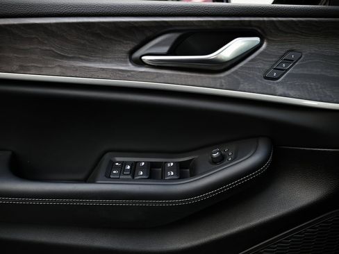 Used 2025 Jeep Grand Cherokee Limited w/ Luxury Tech Group II image 14