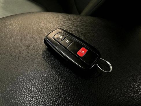 Used 2025 Toyota RAV4 XLE image 34