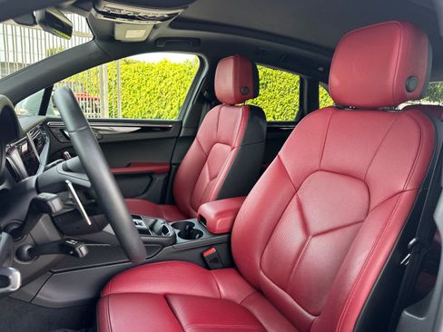 Certified 2025 Porsche Macan AWD/4WD image 5
