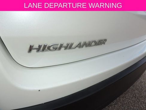 Used 2019 Toyota Highlander Plus FWD image 12