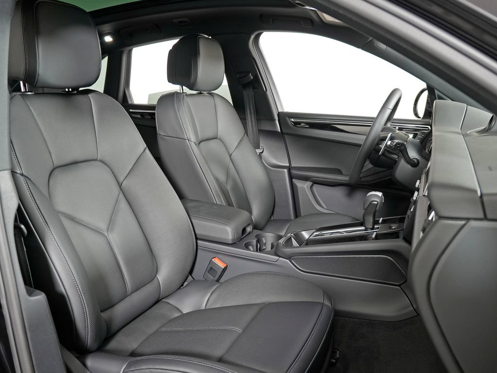 Used 2026 Porsche Macan AWD/4WD image 37