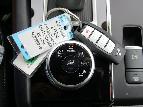 Used 2024 Mitsubishi Outlander SE image 50