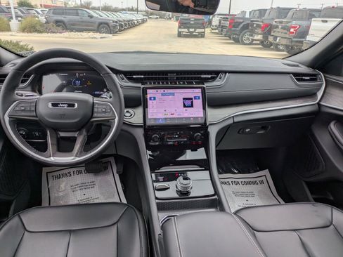 Used 2025 Jeep Grand Cherokee Limited w/ Black Appearance Package image 15