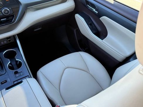 Used 2022 Toyota Highlander XLE FWD image 27